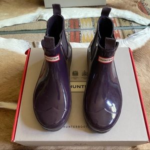 Hunter chelsea rain boots in dark purple gloss